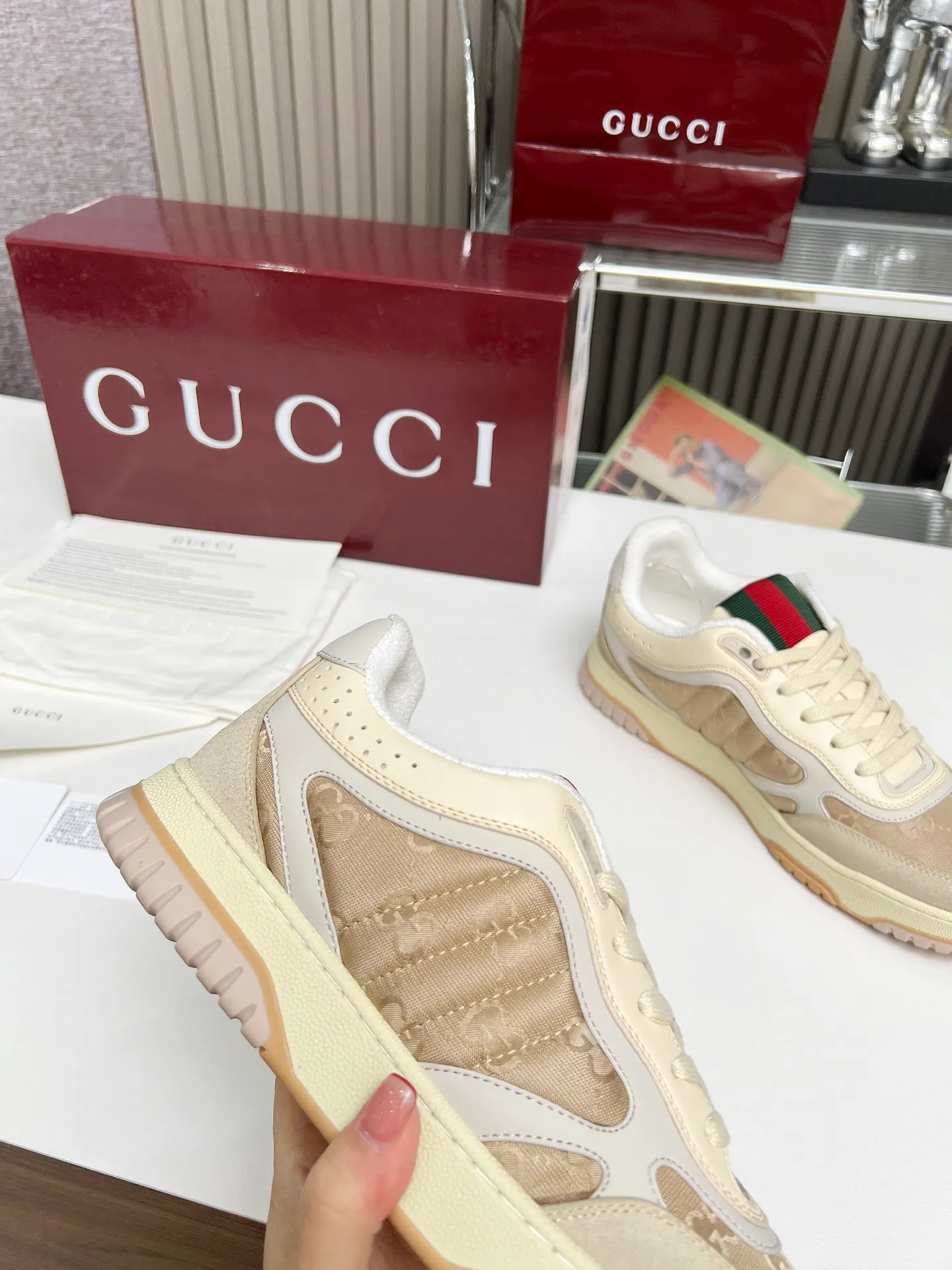 [G Home] P: 600💰 Couple size: Female 35-40. Male 39-44 (45 custom-made) 🆕2025.GUCC Gucci original order quality The latest popular high and low top aged couple sneakers series shipped original purchase development and production, this high and low top sneakers adopt a basketball-style silhouette design, cleverly integrated with hollow panels and distressed effects, showing unique ingenuity. The ingenuity incorporates brand logo details such as interlocking Double G styling accessories and Gucci lettering, a low-key tribute to the brand's design heritage. Exquisite packaging at the delivery counter 🛍📦 ▪️ Fabric: Original customized imported first-layer cowhide ▪️ Inner lining: Imported first-layer cowhide ▪️ Sole: Original molded two-color TPU sole ▪️ Sole thickness: 3cm